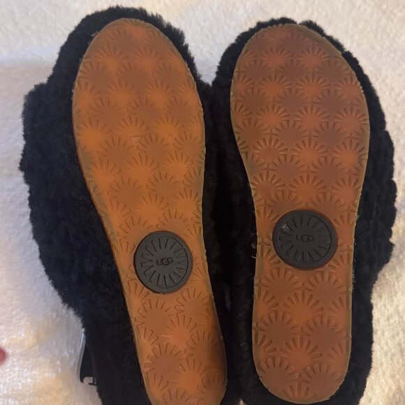 UGG Slippers Size 10 - Picture 2 of 3